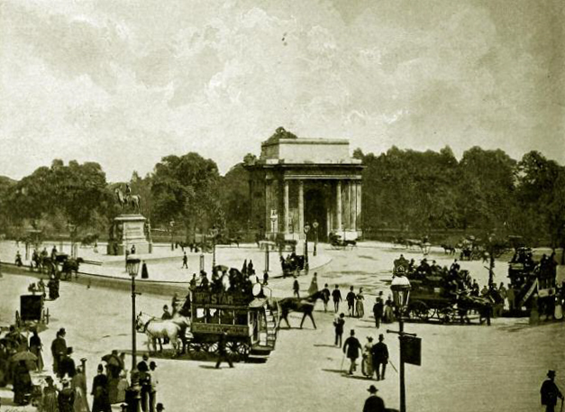 The unadorned Wellington Arch